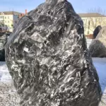 Полированный доломит чёрный с белыми прожилками 1 т, премиум камень для ландшафта, валун, глыба, мегалит